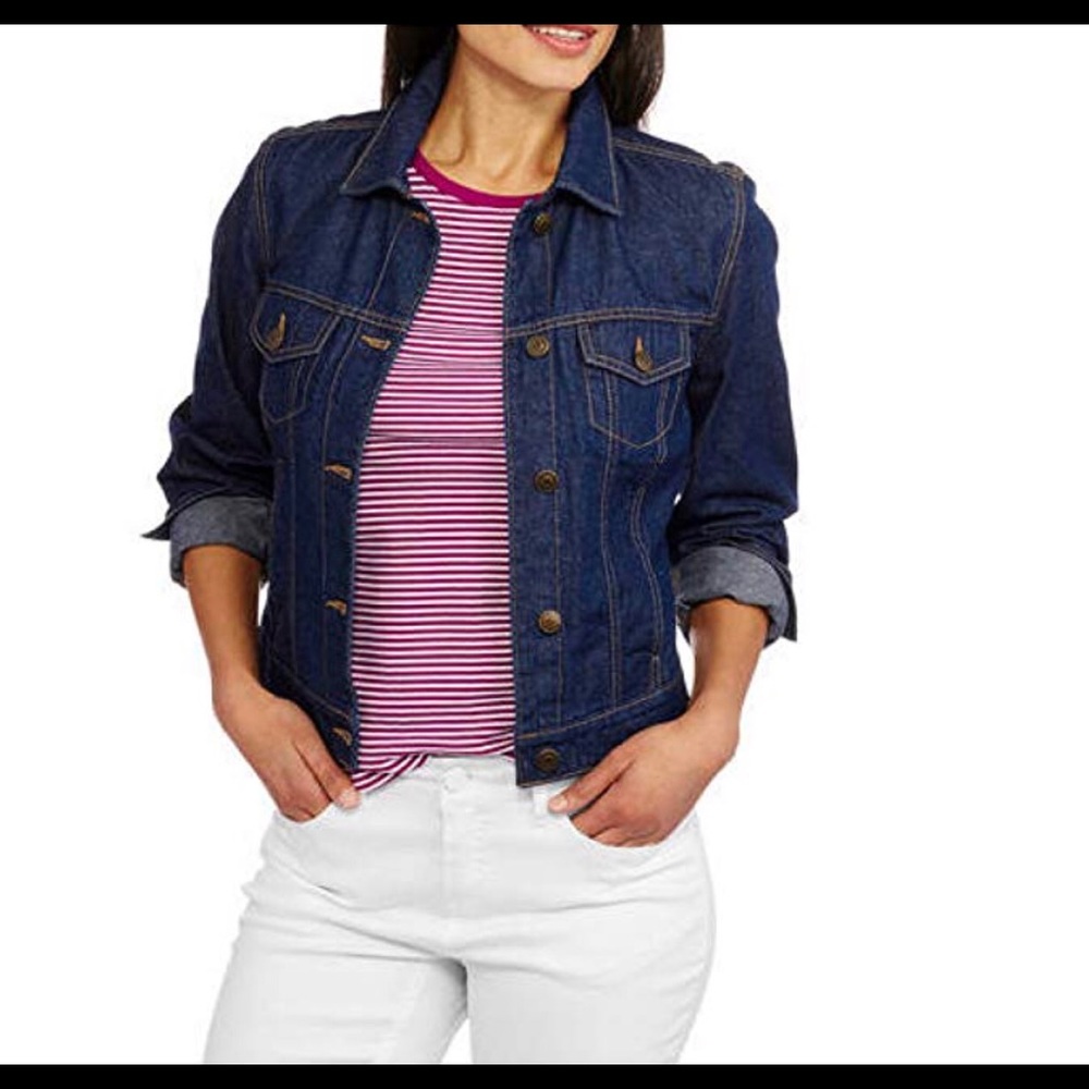 Super trendy dark denim jacket! 🍁 🍂